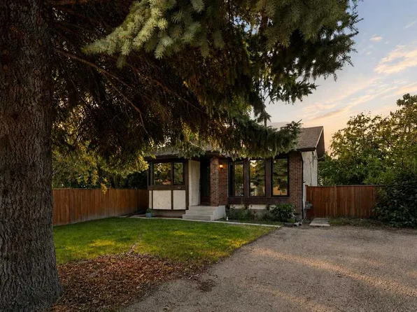 13 W Spruce Dr, Lacombe, AB T4L 1V2