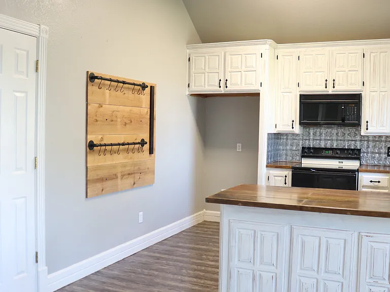 547 SW Rand Dr — Photo 5
