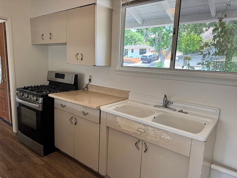 2441 Helena St — Photo 5
