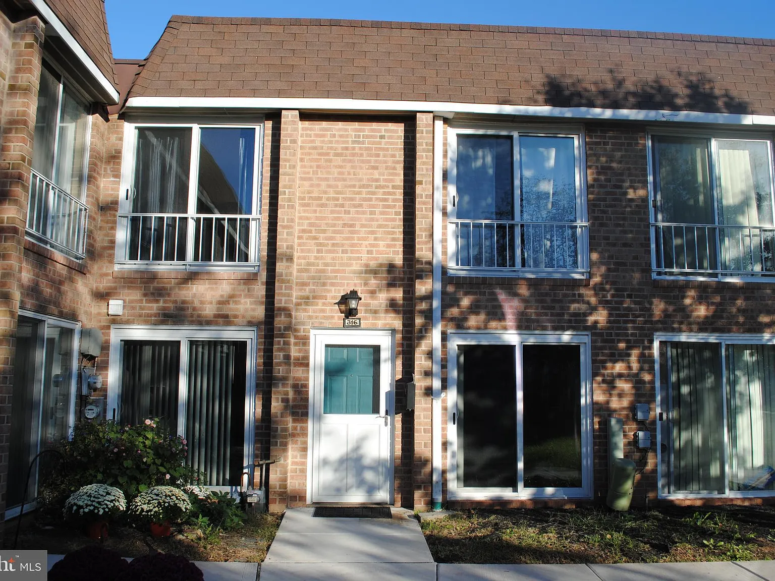 2 bed, 1.5 bath, 1012 sqft, $1,850 — Photo 1