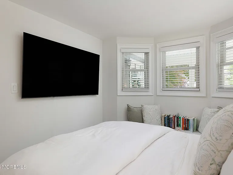 210 Linden Ave — Photo 15