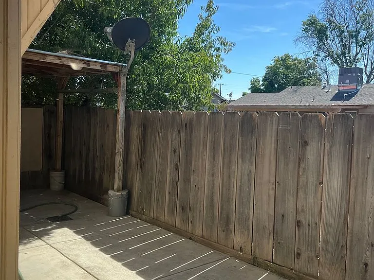 415 W J St — Photo 18