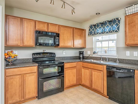 5th image of 387 Edgemont Ave