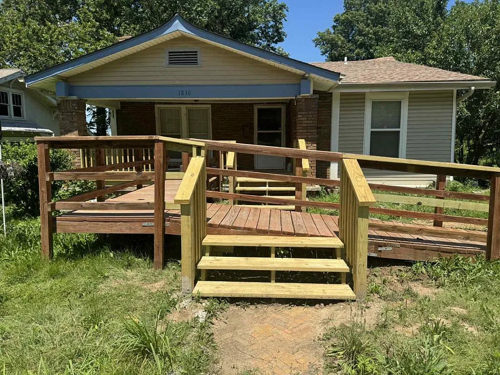 1836 Freeman Ave — Photo 1
