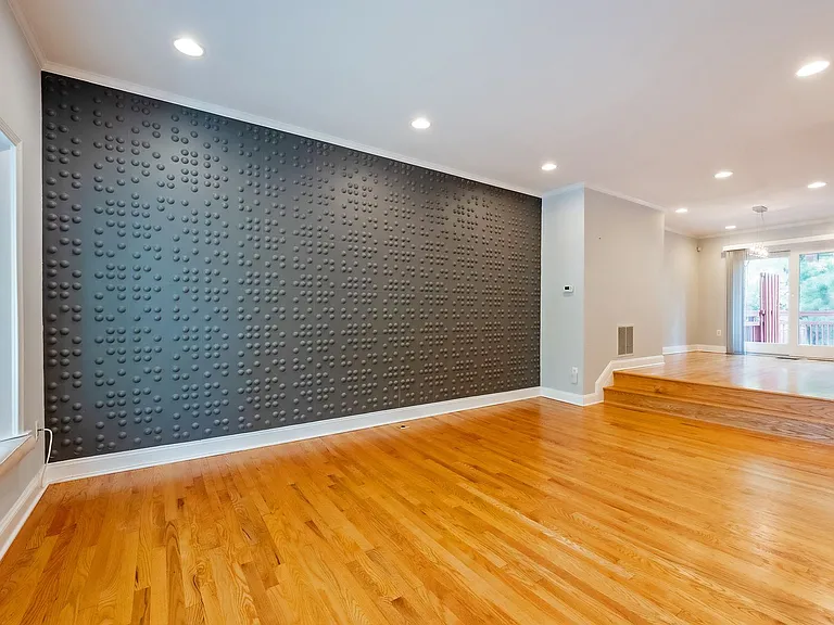 215 Lynn Manor Dr — Photo 6