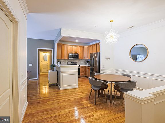 5th image of 402 Harrison Ct Unit 1