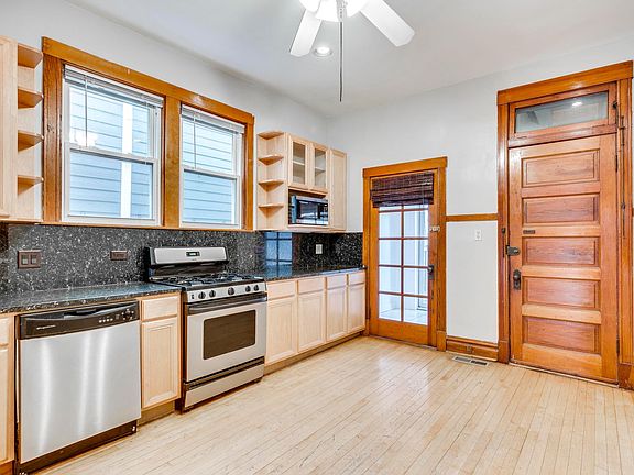 2nd image of 3220 N Leavitt St #1