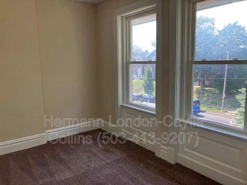 5 bed, 2.0 bath, 2218 sqft, $1,695 — Photo 2