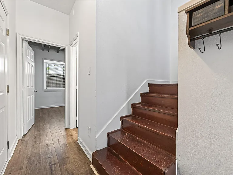 708 W Clay St — Photo 2