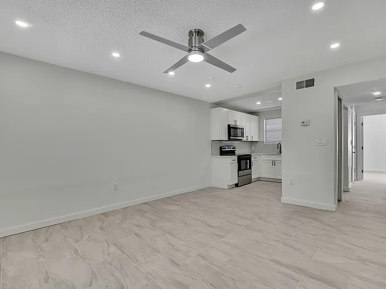 Tidewater Apartments — Photo 10