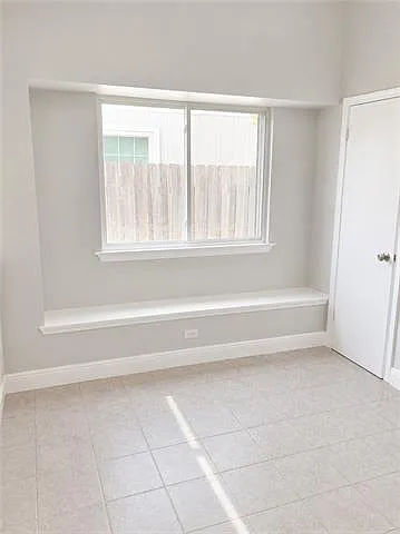 1028 Kingsway Dr W — Photo 9