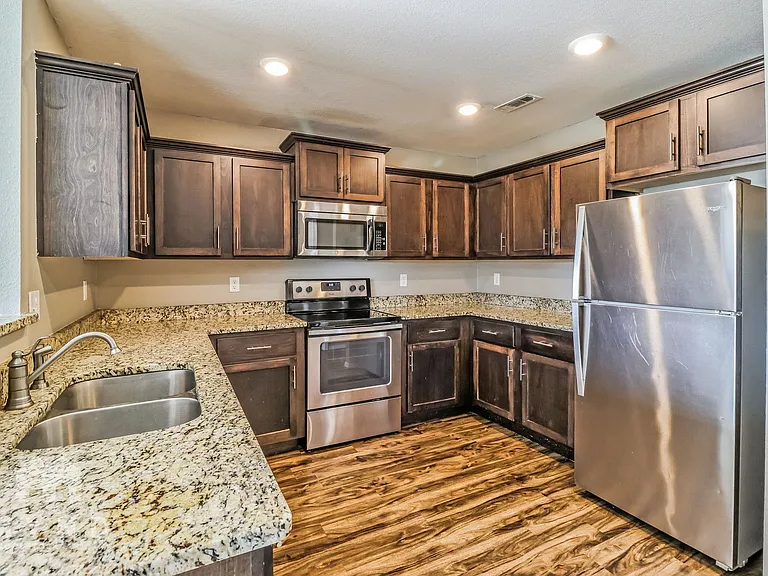 2112 Cedar Cir — Photo 8