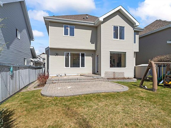 5th image of 558 Stewart Cres SW