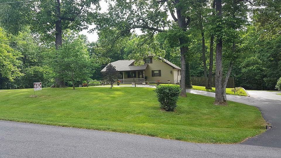1st image of 320 Green Oaks Ln