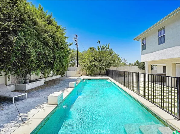 22450 Collins St, Woodland Hills, CA 91367