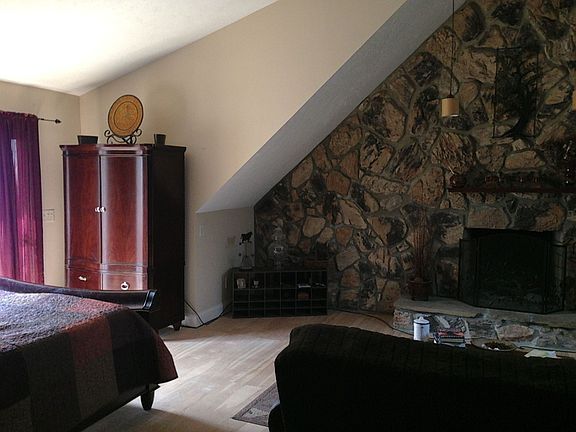 LARGE master bedroom w/ sit