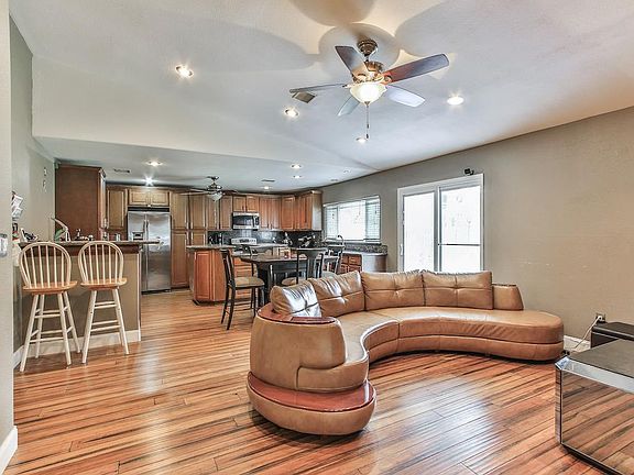 3rd image of 4810 Gretna Green Dr