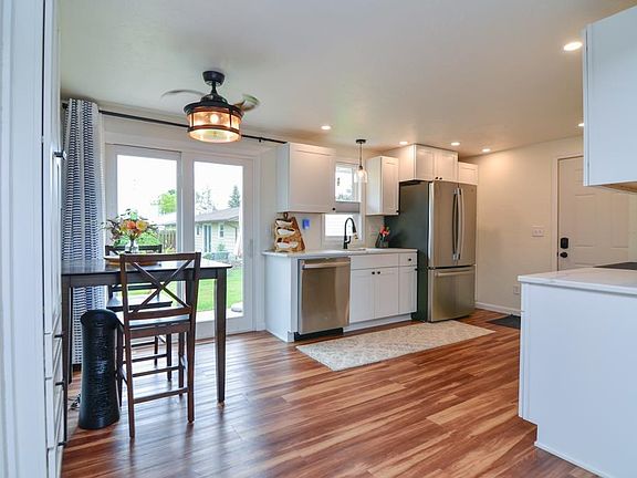 5th image of 2713 Packerland Dr