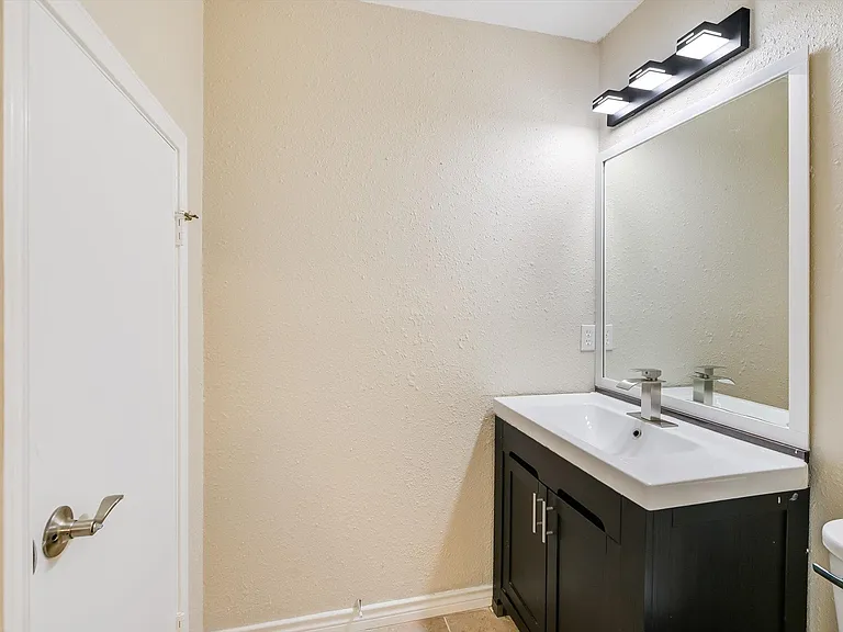6808 Luckenbach Ln — Photo 14