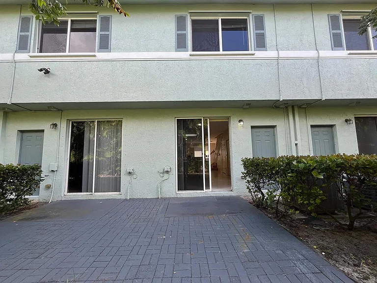 1932 Alamanda Way — Photo 14