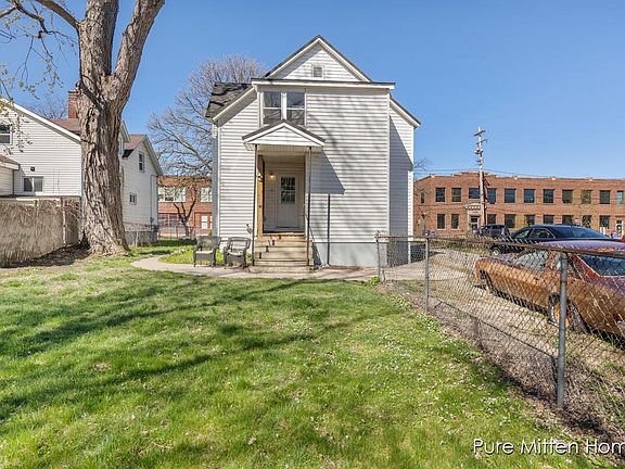 3rd image of 1722 Elizabeth Ave NW