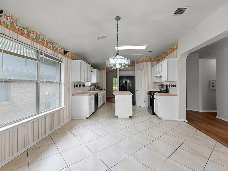 3904 Cadoz Ct — Photo 7
