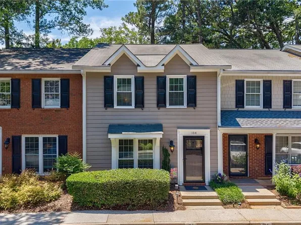 104 Courtyard Ter, Roswell, GA 30075