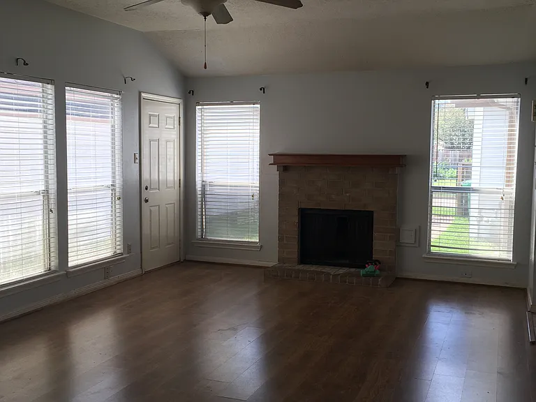 11886 Fairpoint Dr — Photo 6