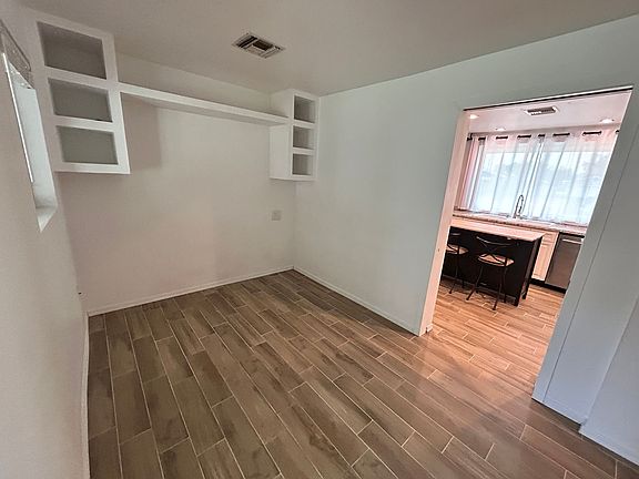 5th image of 1014 E Orange Dr