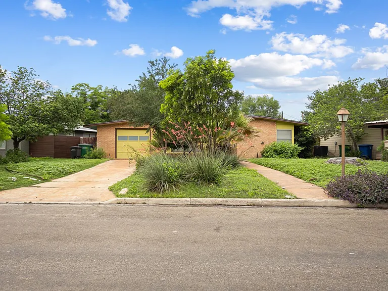 123 Westchester Dr — Photo 3