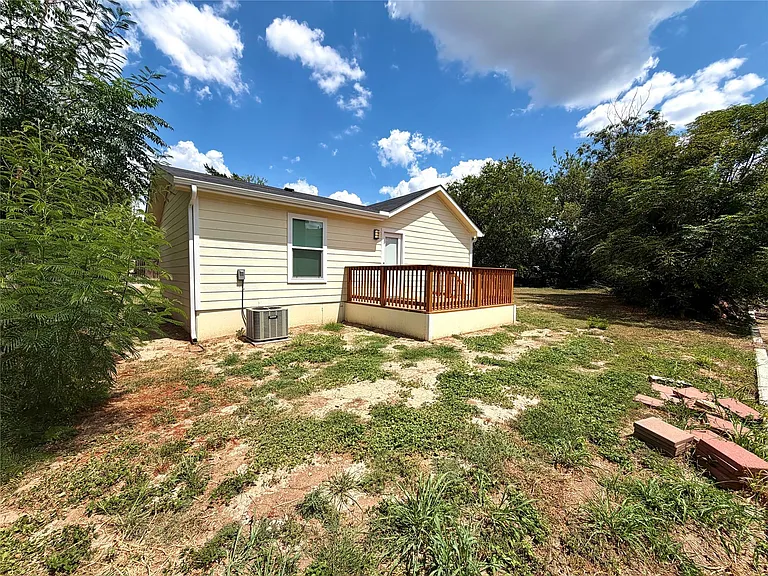 1107 Neches St — Photo 16