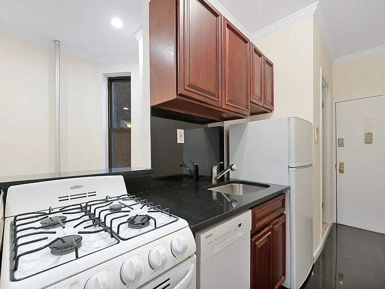 370 Columbus Ave #2E — Photo 3