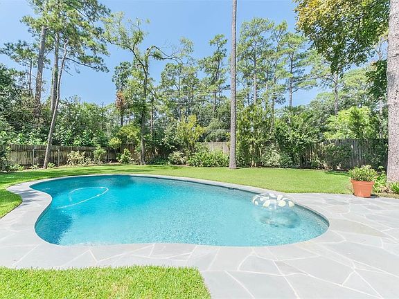 The expansive backyard is so lovely I felt we needed a photo right up front rather than make you wait til the end!