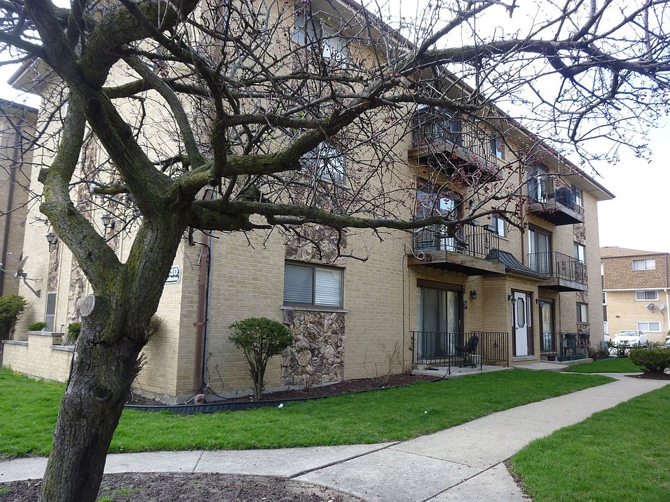 Great curb appeal, rear 1st floor unit