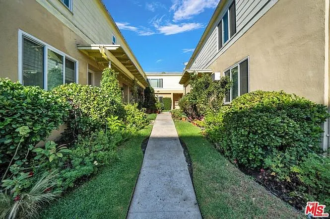 San Vicente Apartments — Photo 2
