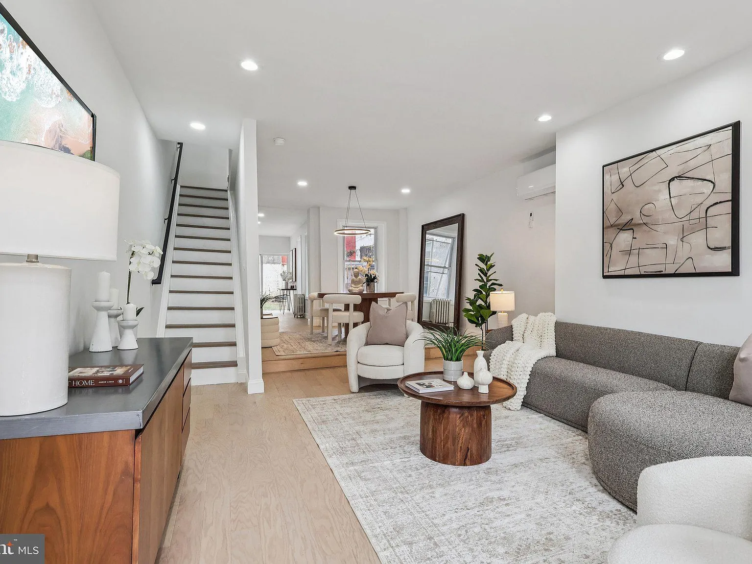 3 bed, 2.0 bath, 1584 sqft, $2,400 — Photo 4