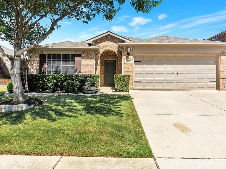 15944 Blaketree Dr — Photo 1