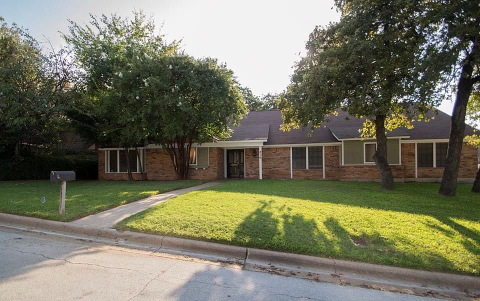 1st image of 816 Larkspur Ln