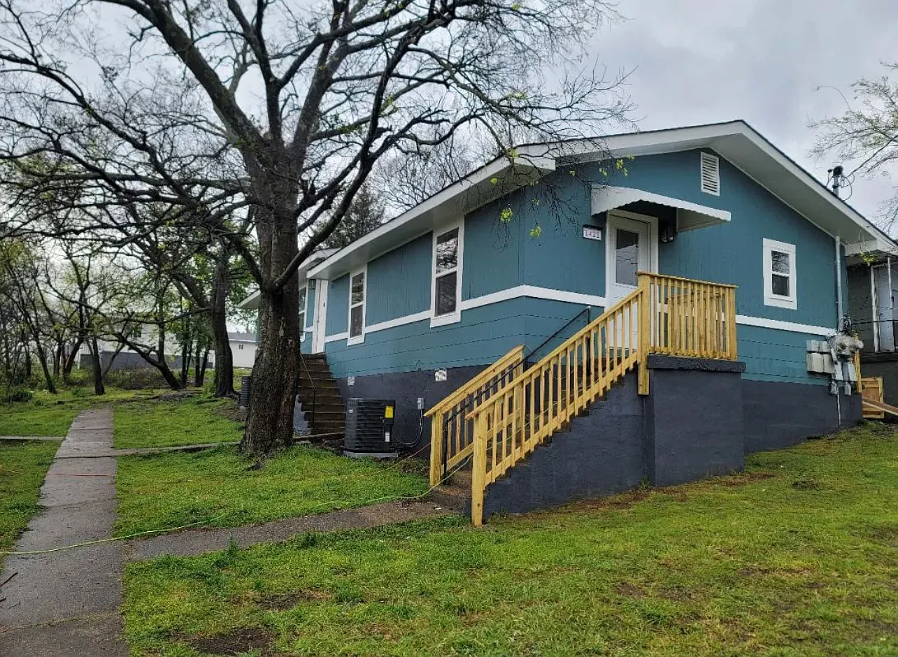 1421 Ivy St — Photo 1
