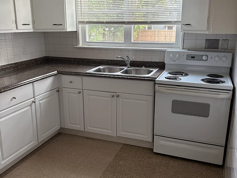 811 Warwick Ave — Photo 1