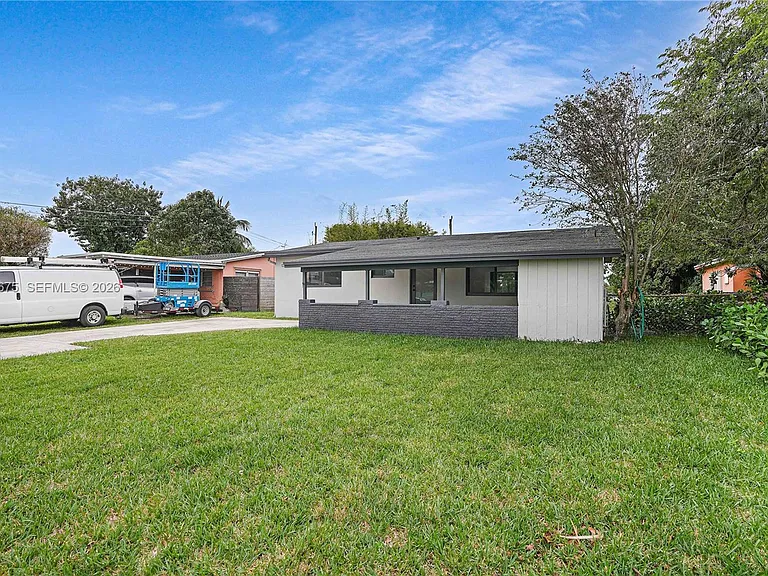 2230 N 62nd Ave — Photo 33