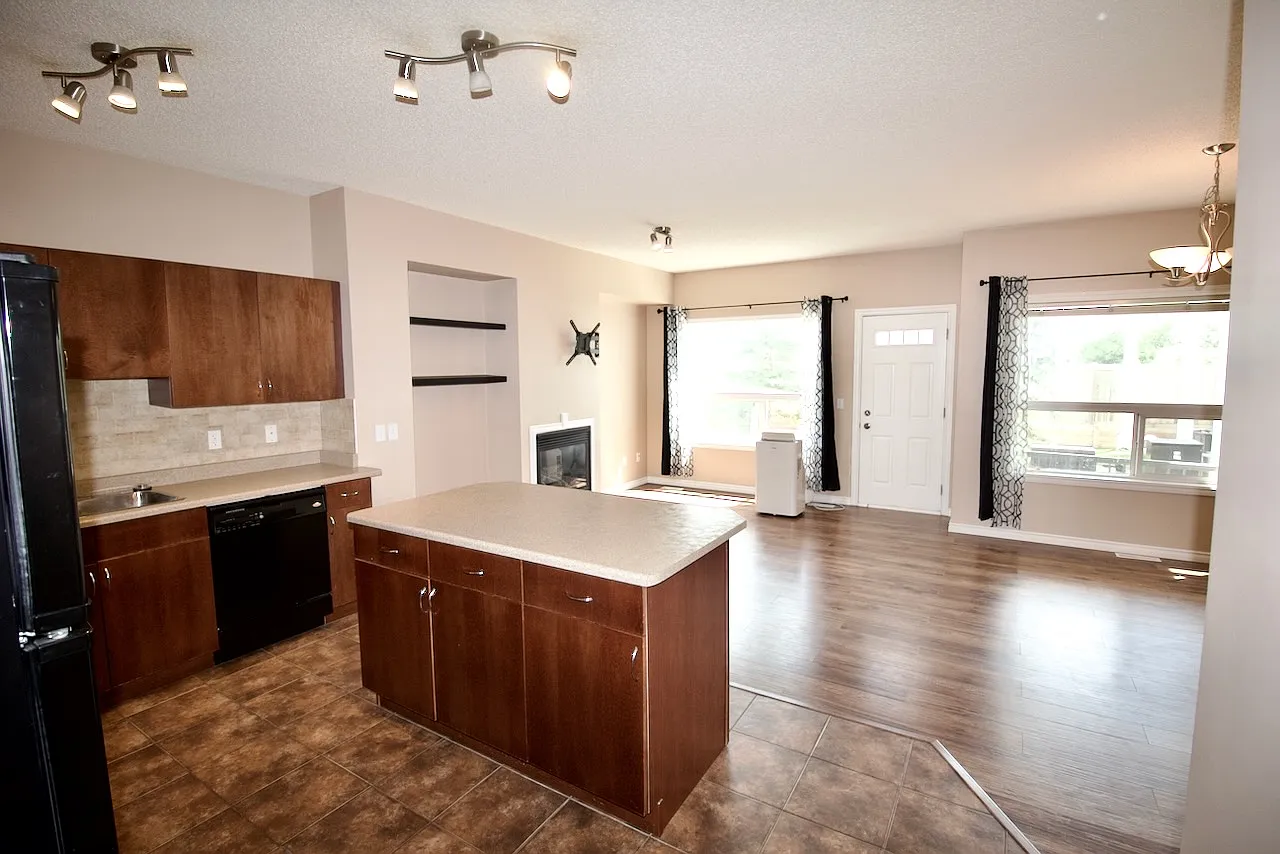 2 Bed 2.5 Bath Silver Berry SE Edmonton — Photo 4
