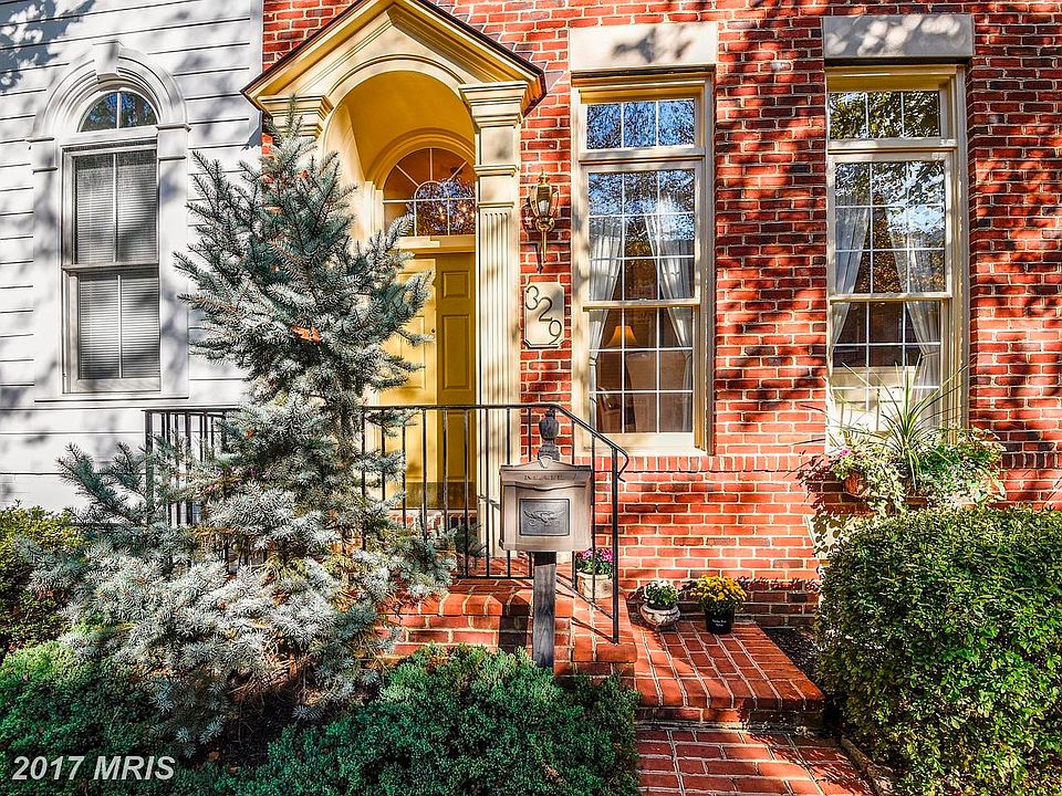 Beautiful Brick Front w/brick Walk