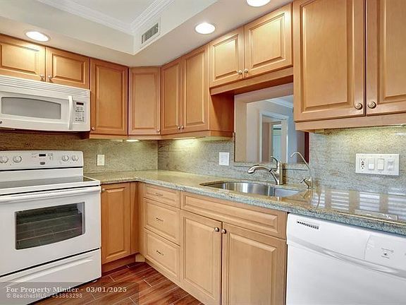 5th image of 4402 Martinique Court #B2