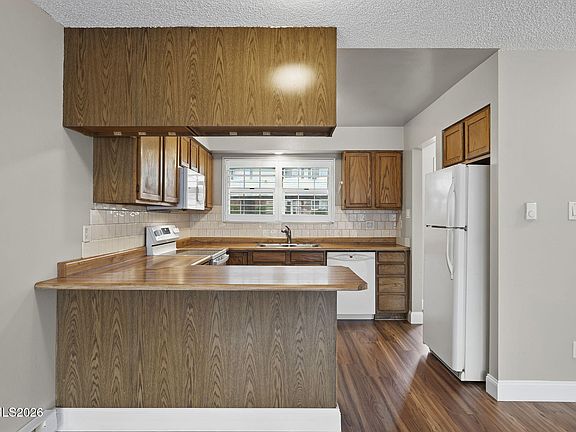 3rd image of 227 Smithridge Park