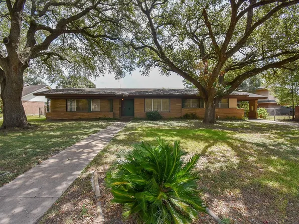 2116 Rosemary St, El Campo, TX 77437