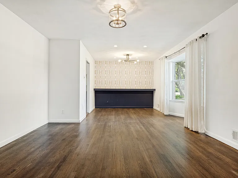 428 E Spring Valley Rd — Photo 3