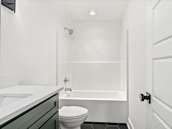 5th image of 576 Pride Ave