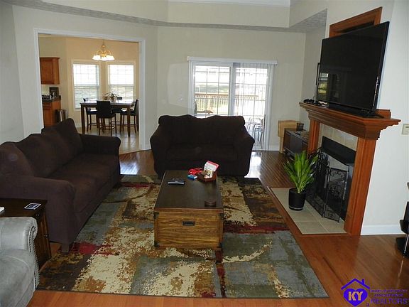 3rd image of 333 Vineland Place Dr