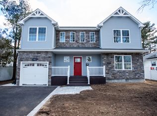 16 Tobias St, Hicksville, NY 11801